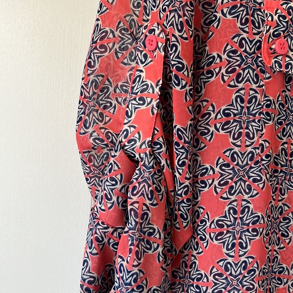 Lovely navy and rose colored blouse with button detailing and roll sleeves. - Picture 6 of 8